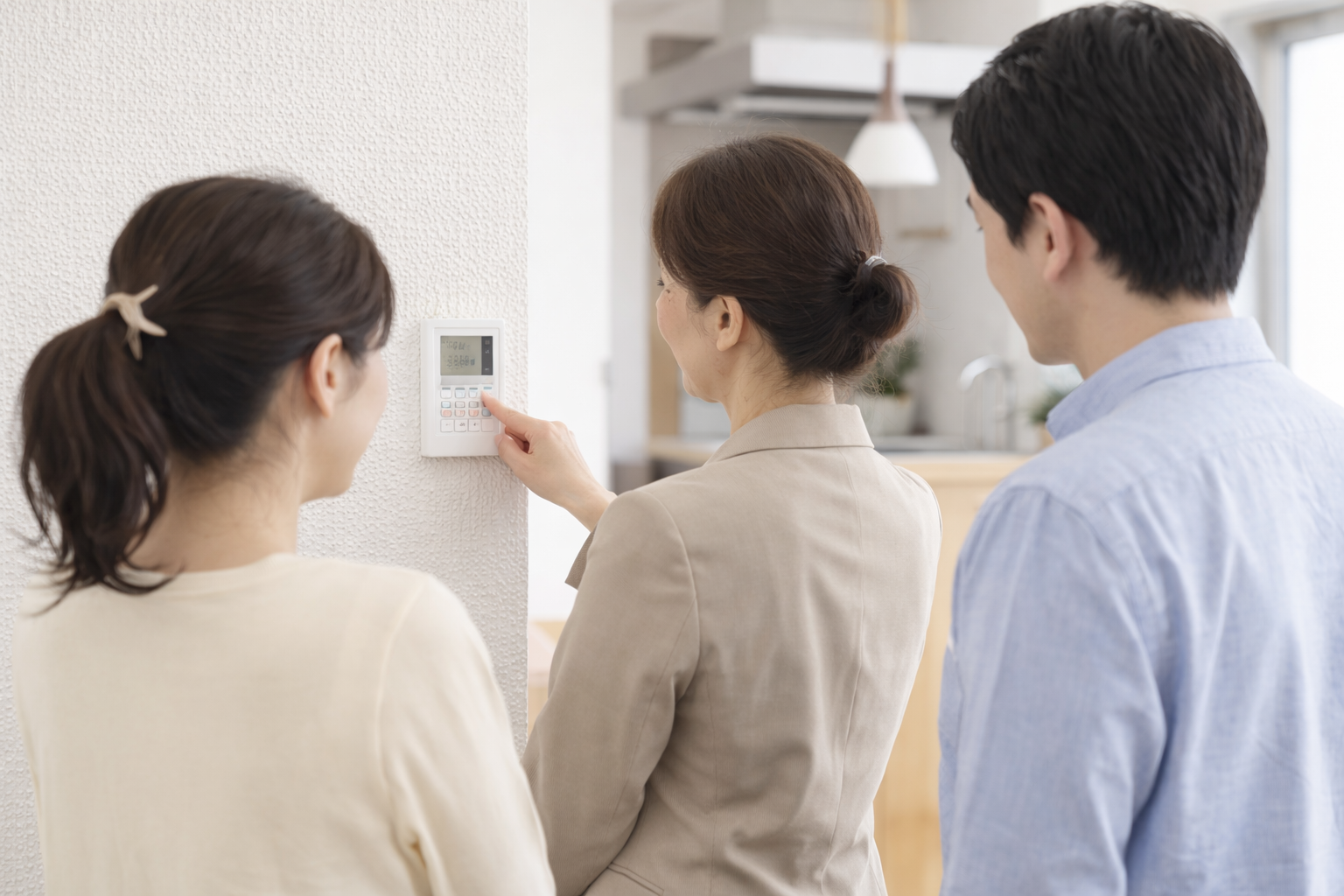 住宅設備の説明をするスタッフ